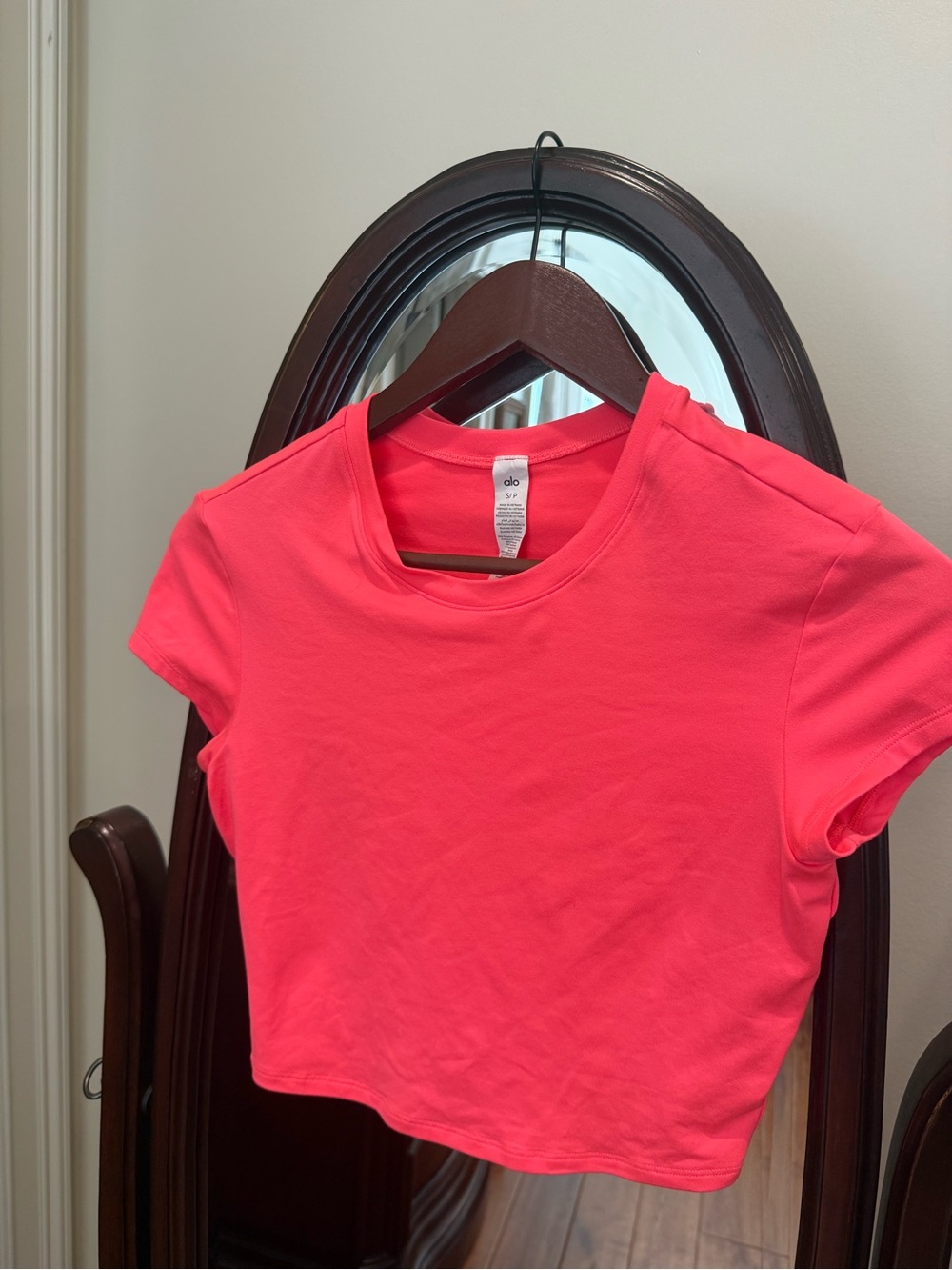 Alo Yoga Adapt Alosoft Short Sleeve Crop Top in Fluorescent Pink Coral, Size S